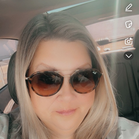 Meet your Posher, Lori - Picture 1 of 1